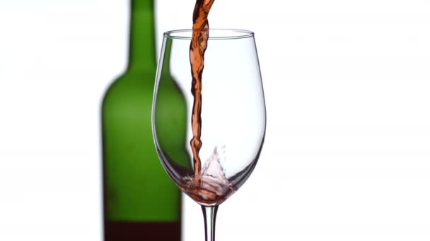 Kırmızı Şarap Arka Planda Şişeyle Ağır Çekimde Akıyor — Stok video