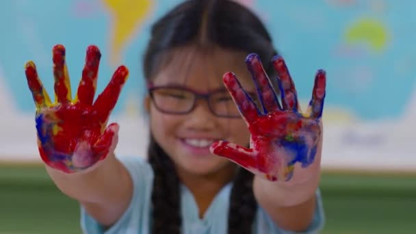 Menina Jovem Fingerpainting Segura Mãos Bagunçadas — Vídeo de Stock