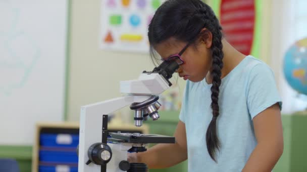 Ung Flicka Skolan Looiking Mikroskop — Stockvideo