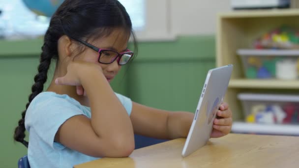 Estudante Usando Tablet Digital Sala Aula Escola — Vídeo de Stock