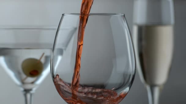 Derramando Copo Vinho Tinto Com Outras Bebidas Fundo — Vídeo de Stock