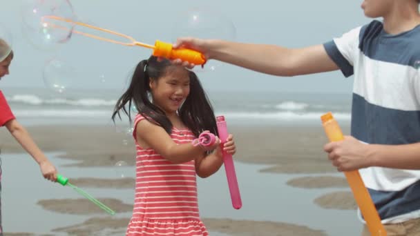 Kinderen Blazen Bubbels Het Strand Slow Motion — Stockvideo