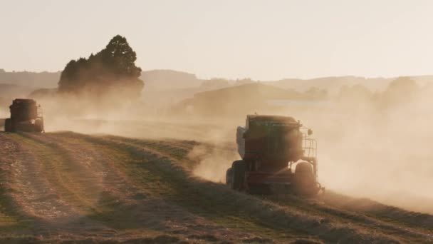 Spurenaufnahme Eines Mähdreschers Auf Einem Feld Bei Sonnenuntergang Willamette Valley — Stockvideo