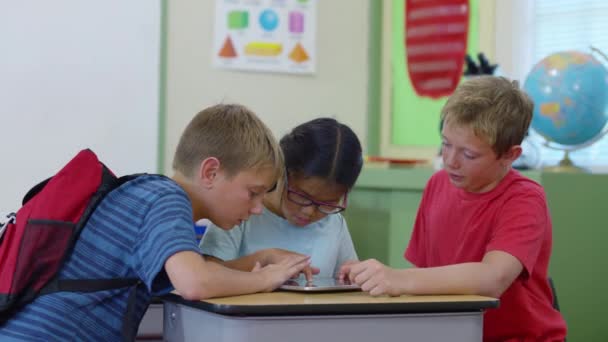 Studenti Školních Učebnách Hrají Digitálním Tabletem — Stock video