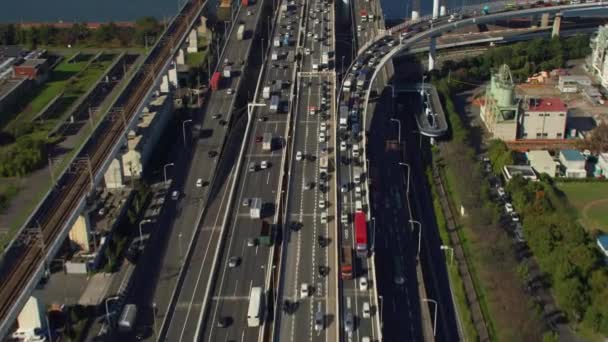 Токио Япония 2018 Летит Над Автострадой Мостом Наклоняется Сторону Города — стоковое видео