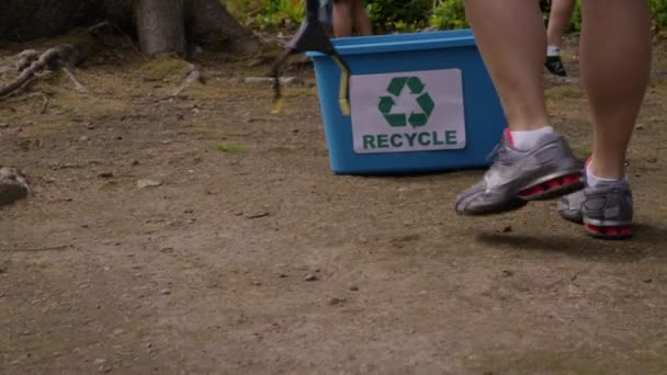 Groep Vrijwilligers Opruimen Park — Stockvideo