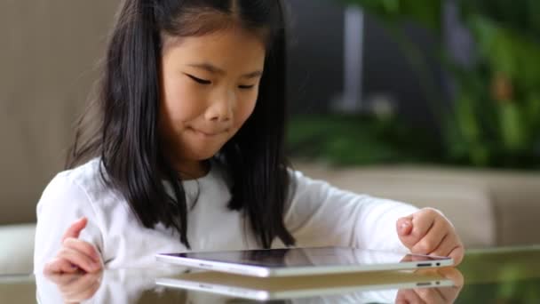 Ung Asiatisk Tjej Med Digital Tablet — Stockvideo