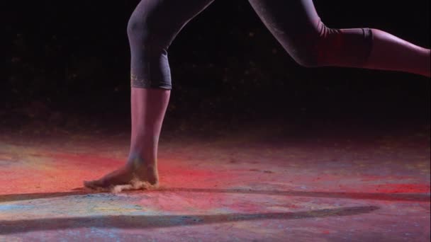 Нога Ударяется Цветной Порох Девушка Бежит Замедленная Съемка Снимок Помощью — стоковое видео
