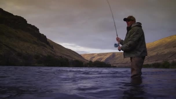 Man Vliegen Vissen Mooie Rivier Bij Zonsopgang — Stockvideo