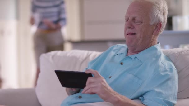 Oturma Odasında Dijital Tablet Kullanan Kıdemli Bir Adam — Stok video
