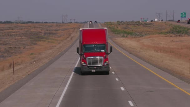 俄勒冈州 2018年左右 半卡车在高速公路上行驶 — 图库视频影像