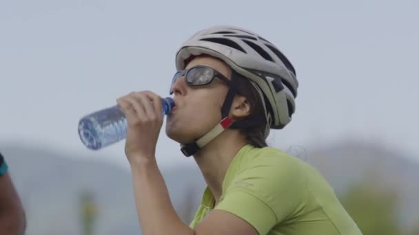 Närbild Cyklist Som Tar Ett Glas Vatten Helt Frisläppt För — Stockvideo