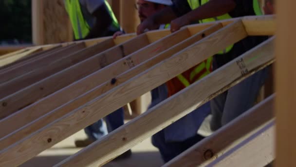 建造业工人群站在墙边 — 图库视频影像