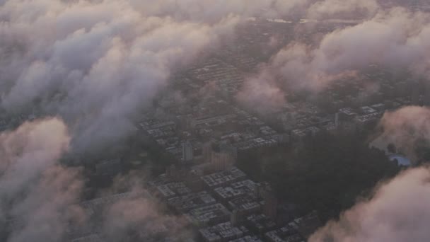 纽约市大约在2017年 中央公园和曼哈顿的空中景观通过云层 用Cineflex和Red Epic Helium拍摄 — 图库视频影像