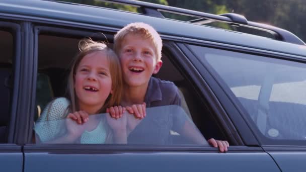 Oregon Agosto 2014 Dos Niños Mirando Por Ventana Del Coche — Vídeo de stock