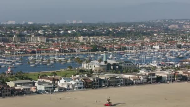カリフォルニア州ニューポートビーチ 2017年頃 ニューポートビーチマリーナの空中撮影 CineflexとRed Epic Heliumで撮影 — ストック動画