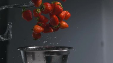 Çilekler kevgire dönüyor. Süper yavaş çekimde, Fantom Flex 4K 'de çekiliyor.