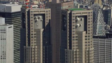 Tokyo, Japonya 2018 dolaylarında. Tokyo Metropolitan Hükümet Binası 'nın Shinjuku Tokyo' daki hava manzarası. Kırmızı kamerayla helikopterden çekilmiş..