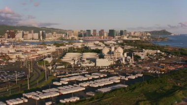 Honolulu, Oahu, Hawaii 2018 civarı. Honolulu Limanı sanayi bölgesinin hava görüntüsü. Cineflex ve RED Epic-W Helyum ile çekilmiştir..