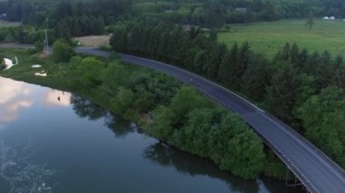 Köprüden geçen bir grup bisikletçinin hava görüntüsü. Ticari kullanım için tamamen serbest.
