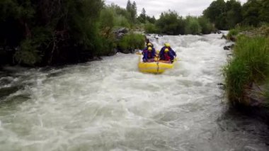 Rouge River, Oregon 'da rafting yapan insanların hava görüntüleri.