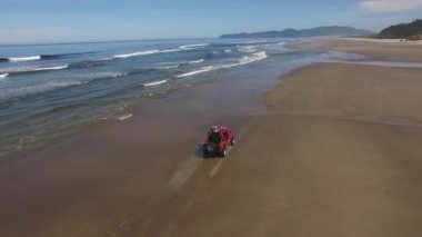 Sahilde giden 4x4 off road aracının hava görüntüsü.
