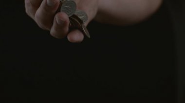 Yavaş çekimde bozuk paralar atılıyor, Fantom Flex 4K 'ye 1000 fps hızla atılıyor.