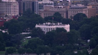 Washington, D.C. 2017 dolaylarında, Beyaz Saray 'ın ön planda Washington Anıtı olan havadan görünüşü. Cineflex ve RED Epic-W Helyum ile çekilmiştir..