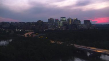 Washington, D.C. yaklaşık 2017 'de Theodore Roosevelt Köprüsü' nü geçerek gün batımında Rosslyn 'e gidiyor. Cineflex ve RED Epic-W Helyum ile çekilmiştir..