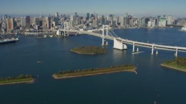 Tokyo, Japonya 2018 dolaylarında. Tokyo Kulesi ile birlikte Tokyo Körfezi üzerindeki Gökkuşağı Köprüsü 'nün havadan görüntüsü. Kırmızı kamerayla helikopterden çekilmiş..