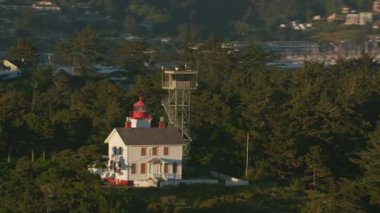 Newport, Oregon 2017 dolaylarında, Yaquina Körfezi Deniz Feneri 'nin havadan çekilmiş görüntüsü. Cineflex ve RED Epic-W Helyum ile çekilmiştir..