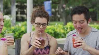 Hawaii 'deki bir grup arkadaş kokteyllerle kadeh kaldırıyor.