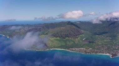 Oahu, Hawaii 2018 dolaylarında. Makaha Vadisi 'nin havadan görüntüsü. Cineflex ve RED Epic-W Helyum ile çekilmiştir..