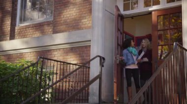 Kampüste merdivenlerden inen iki üniversite öğrencisi.