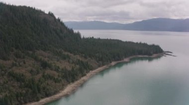 Alaska - yaklaşık 2018: Alaska kıyıları boyunca körfez ve adaların üzerinde uçmak. Helikopterden Cineflex gimbal ve RED Epic-W kamerasıyla çekildi..