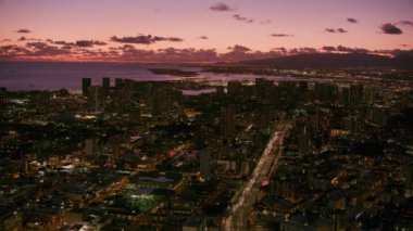 Honolulu, Oahu, Hawaii 2018 civarı. Akşam karanlığında Honolulu ve Waikiki 'nin hava görüntüsü. Cineflex ve RED Epic-W Helyum ile çekilmiştir..