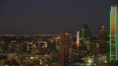 Dallas, Teksas - 2017 dolaylarında: Geceleri Dallas, Teksas 'ın havadan görünüşü