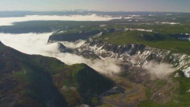 Yellowstone Ulusal Parkı, Wyoming. Yellowstone Ulusal Parkı 'nda alçak bulutlu kanyon manzarası. Helikopterden Shotover gimbal ve RED 8K kamera ile çekildi..