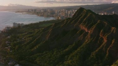 Honolulu, Oahu, Hawaii 2018 civarı. Diamond Head ve Waikiki 'nin hava görüntüsü. Cineflex ve RED Epic-W Helyum ile çekilmiştir..