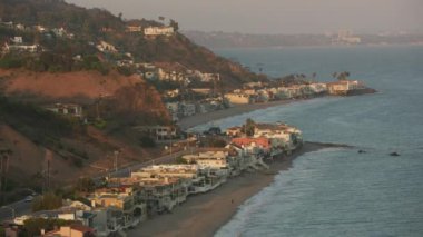 Malibu, California - 2017 dolaylarında Malibu sahilinin günbatımında havadan çekilmiş görüntüsü. Cineflex ve RED Epic-W Helyum ile çekilmiştir..