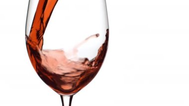 Beyaz arkaplanda cama dökülen kırmızı şarabın yavaş çekim sahnesi; Fantom Flex 4K 'de 1000 fps' de çekim.