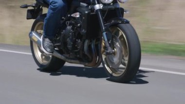 Country Road 'da motosiklet süren bir adamın görüntüsü. Ticari kullanım için tamamen serbest.