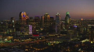 Dallas, Teksas - 2017 dolaylarında: Alacakaranlıkta Dallas, Teksas 'ın havadan görünüşü