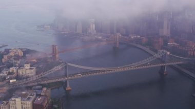 New York şehri 2017 dolaylarında, Manhattan ve Brooklyn köprüleri üzerindeki alçak bulutların havadan görünüşü. Cineflex ve RED Epic-W Helyum ile çekilmiştir..