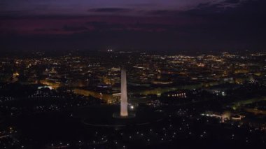 Washington, D.C. yaklaşık 2017, Washington Anıtı 'nın ve şehir ışıklarının sabahın erken saatlerinde çekilmiş görüntüleri. Cineflex ve RED Epic-W Helyum ile çekilmiştir..