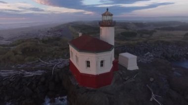Bandon, Oregon 'daki Coquille Nehri Deniz Feneri' nin havadan görünüşü