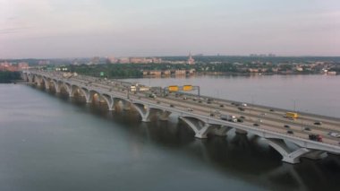 Washington, D.C. 2017 dolaylarında, Potomac Nehri üzerindeki Woodrow Wilson Köprüsü 'ndeki trafiğin havadan görüntüsü. Cineflex ve RED Epic-W Helyum ile çekilmiştir..