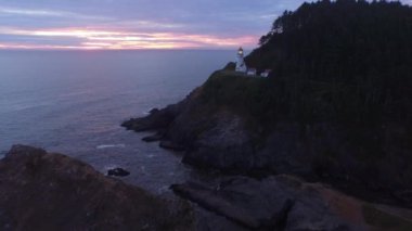 Gün batımında, Oregon 'da Heceta Head Deniz Feneri' nin hava görüntüsü.