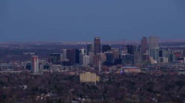 Denver, Colorado - 2017 dolaylarında Denver şehir merkezinin alacakaranlıktaki hava manzarası