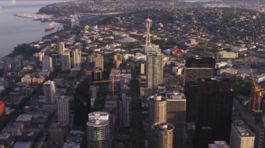 Seattle, Washington circa-2017, Seattle ve Space Needle 'ın sabah manzarası. Cineflex ve RED Epic-W Helyum ile çekilmiştir..